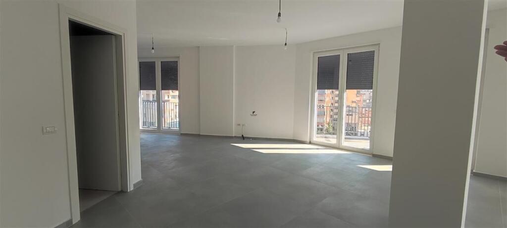 ZYRE ME QERA 220 M2 RRUGA E DIBRES 2500 EURO NETO