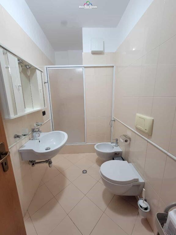Apartament Me Qera 2+1+2 Tek Komuna e Parisit (ID B2201421) Tirane