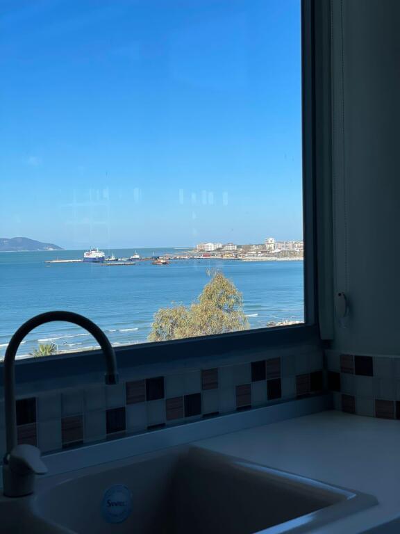 Jepet me qira apartament 2+1 me pamje nga deti