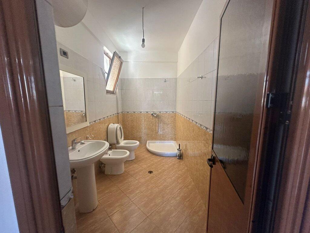 Jepet me qira kati i dytë i një vile 3-katëshe në Rrugën “Jordan Misja”, Tiranë! 450 € /Muaj