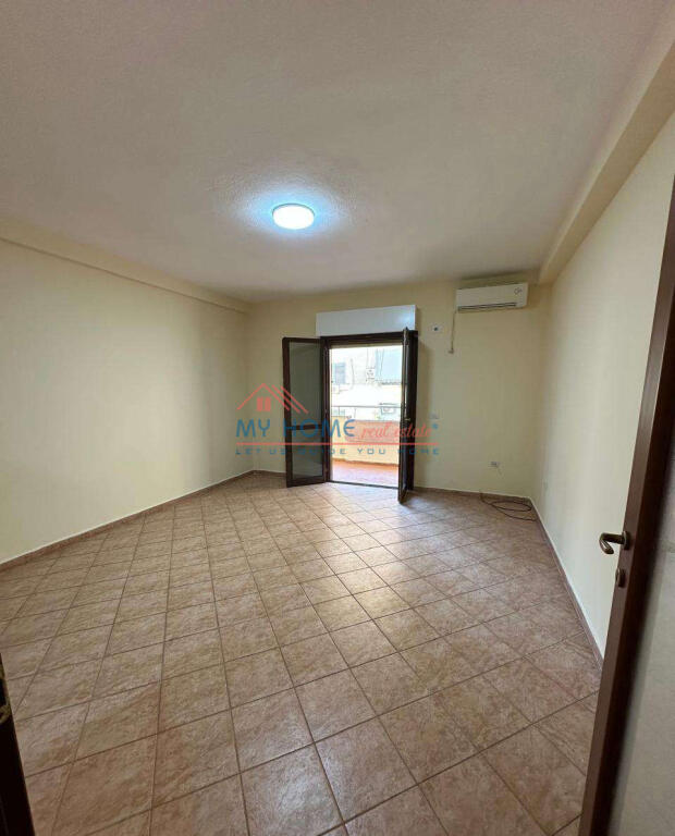 Zyre me qera tek Komuna e Parisit ne Tirane