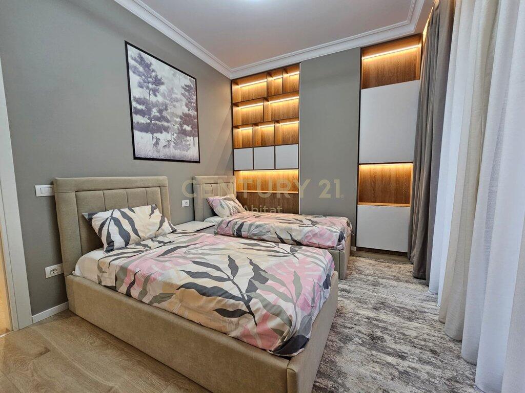 Jepet me qira apartament 2+1+2 prane Qendres se Tiranes.