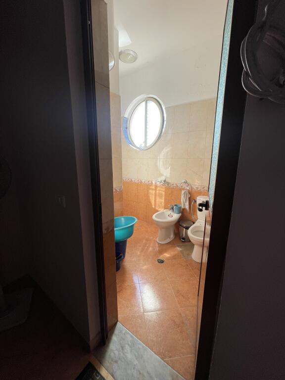 APARTAMENT ME QERA 2+1 – PRANË HOTEL ADRIATIK, PLAZH