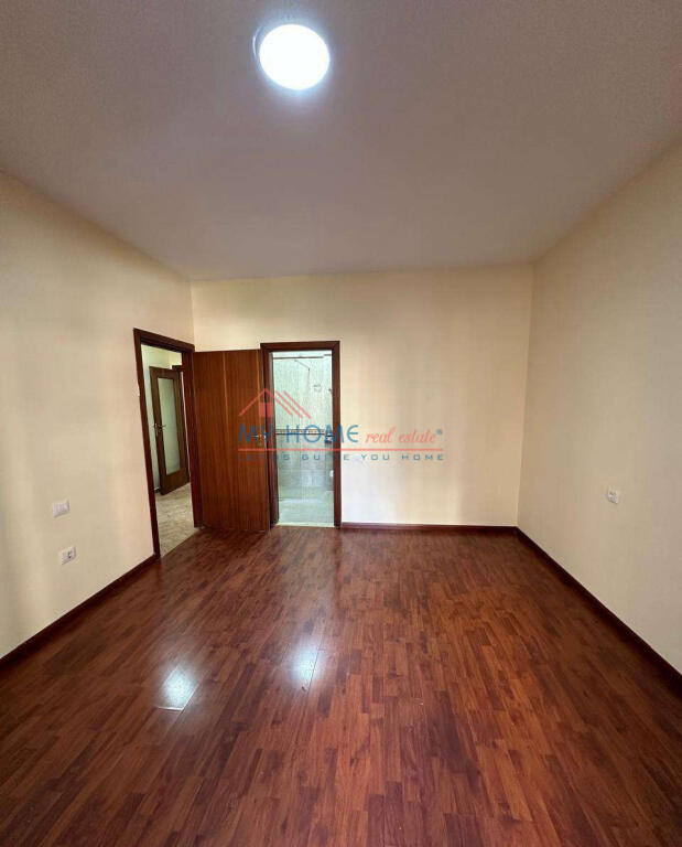 Zyre me qera tek Komuna e Parisit ne Tirane