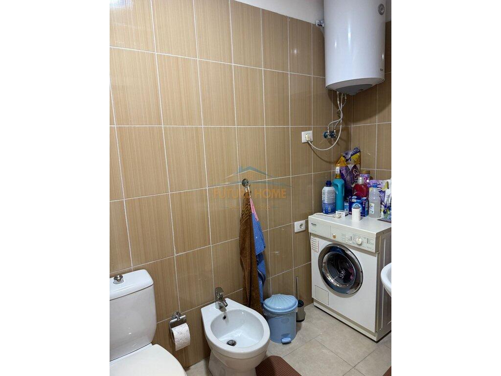 Shitet, Apartament 2+1, Rruga 5 Maji, Tiranë.
