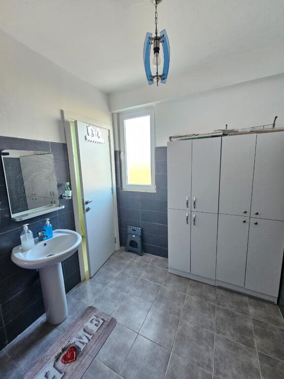 JEPET ME QERA APARTAMENT 3+1+2  PRANE SPITALIT, DURRES