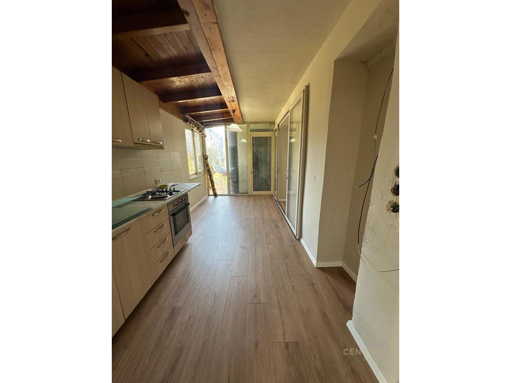 🏠 Shitet Apartament 2+1 i Rikonstruktuar në Kombinat