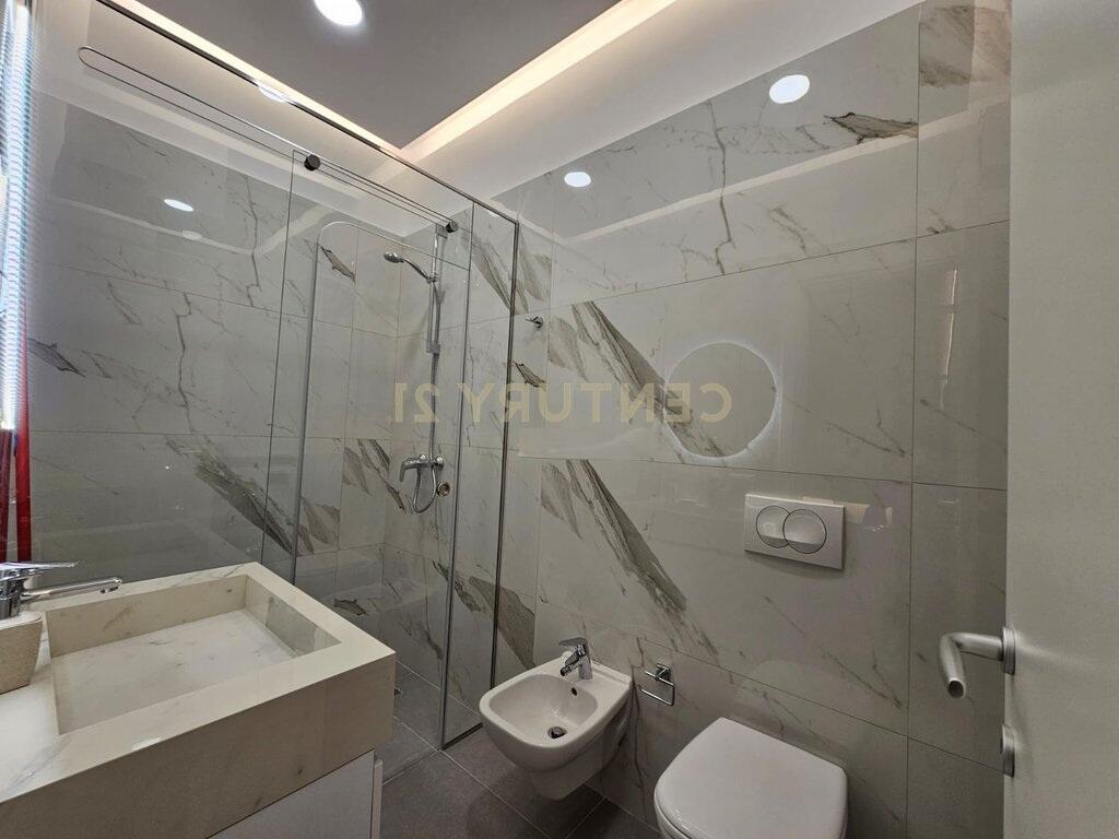 Apartament 2+1+2 me Qera – Rruga e Barrikadave