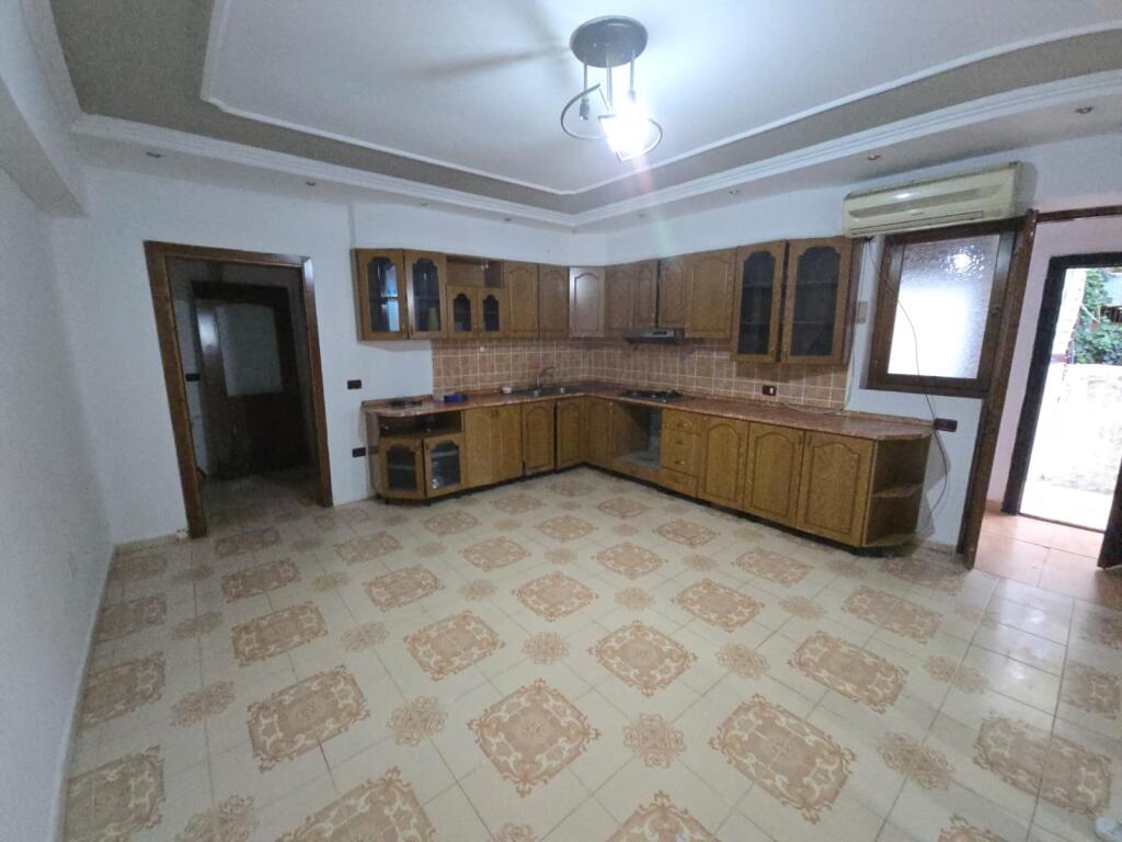 APARTAMENT 2+1 ME QERA TEK POLICIA DURRES
