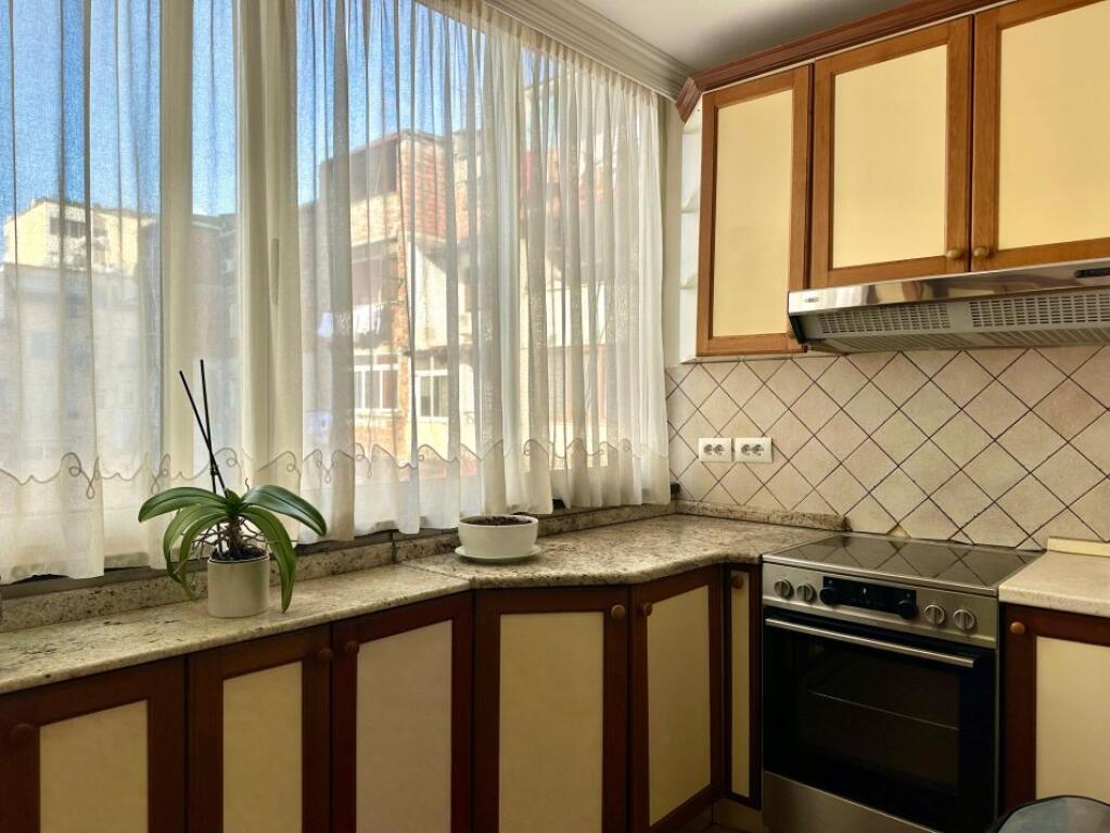 Jepet me qera apartament 1+1, 📍 Myslym Shyri rruge kryesore , Kati 3 Cmimi 550