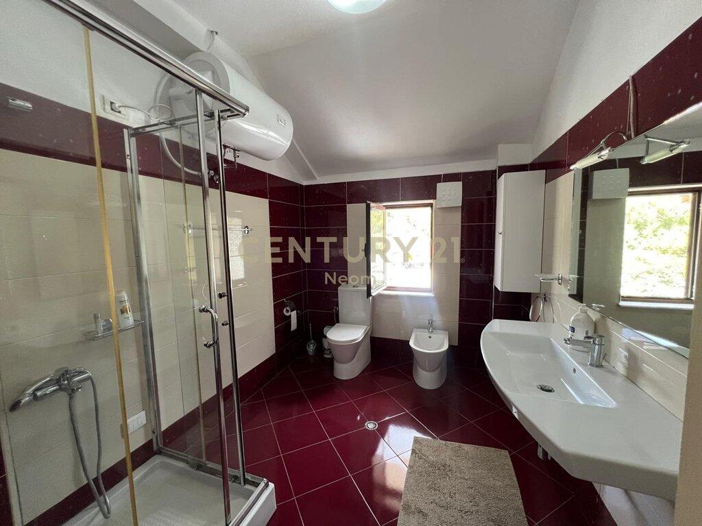 🏡 Kat Vilë 2+1+2 për Qira pranë Liqenit të Tiranës – Me Parkim të Dedikuar