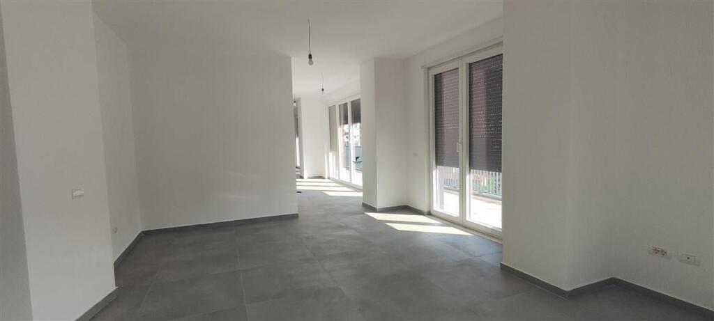 ZYRE ME QERA 220 M2 RRUGA E DIBRES 2500 EURO NETO