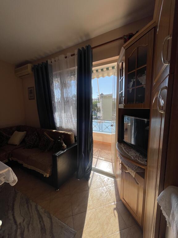 APARTAMENT ME QERA 2+1 – PRANË HOTEL ADRIATIK, PLAZH