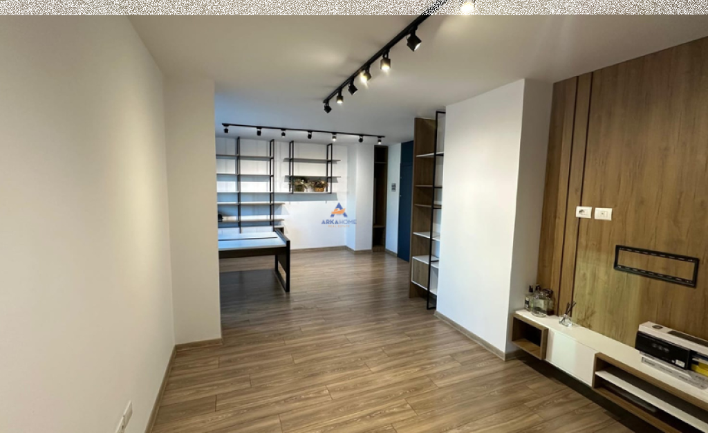 SHITET BIZNESI (ZYRE) 374M2 "USLUGA, STACIONI I TRENIT" 17.000 EURO