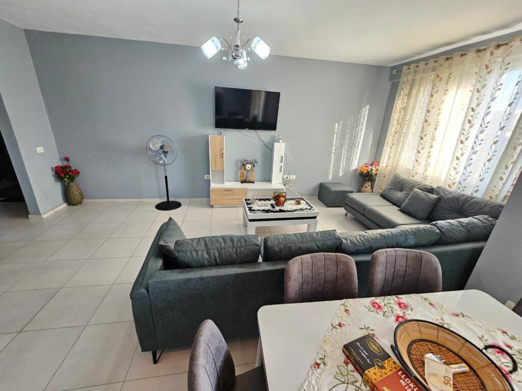 JEPET ME QERA APARTAMENT 3+1+2  PRANE SPITALIT, DURRES