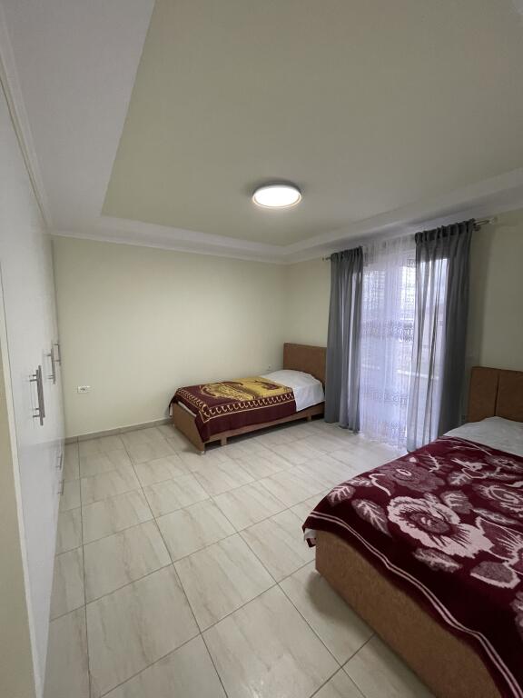 APARTAMENT ME QERA 2+1 (Shkozet, pranë shkollës Isuf Ferra)