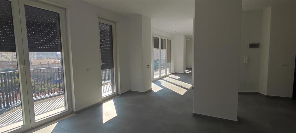 ZYRE ME QERA 220 M2 RRUGA E DIBRES 2500 EURO NETO