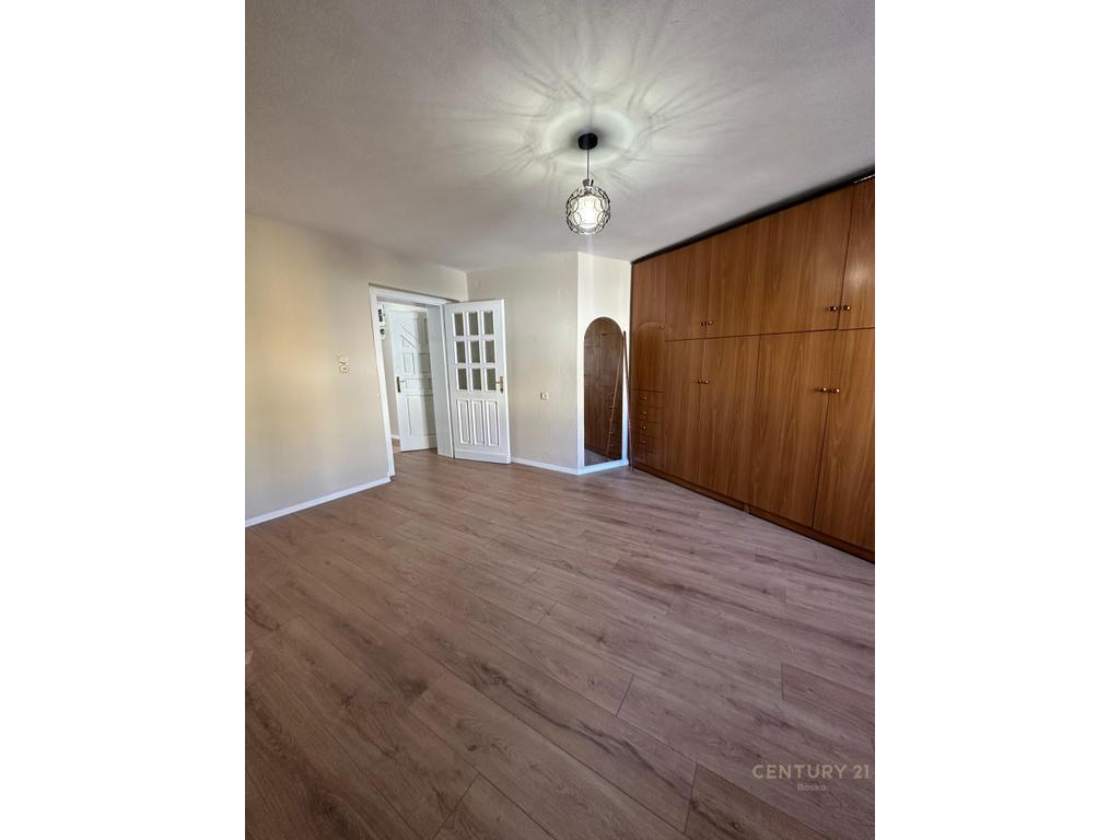 🏠 Shitet Apartament 2+1 i Rikonstruktuar në Kombinat