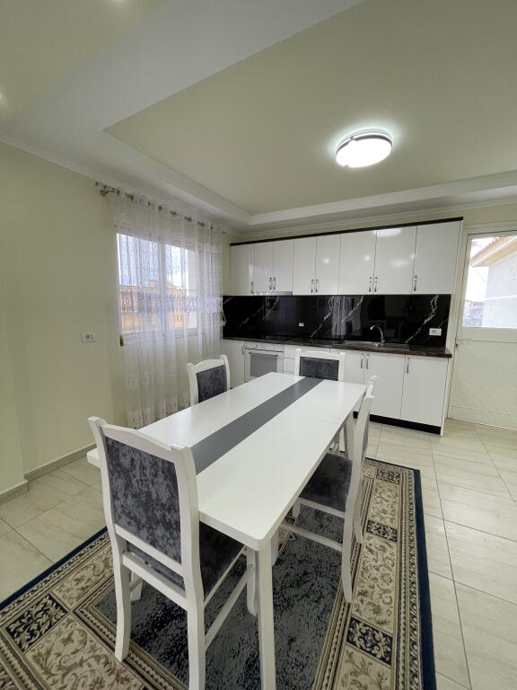 APARTAMENT ME QERA 2+1 (Shkozet, pranë shkollës Isuf Ferra)