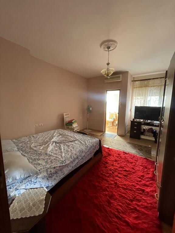 APARTAMENT ME QERA 2+1 – PRANË HOTEL ADRIATIK, PLAZH