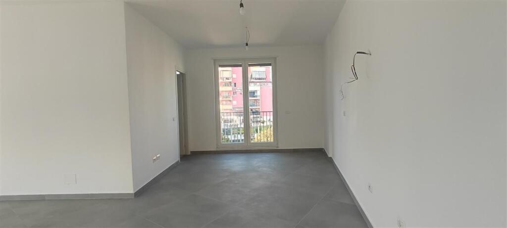 ZYRE ME QERA 220 M2 RRUGA E DIBRES 2500 EURO NETO