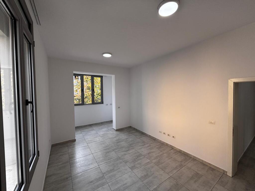 🏢Pak minuta larg Medresese,Rr.e Dibres jepet me qera apartament 2+1,bosh 500 Euro (Neto)
