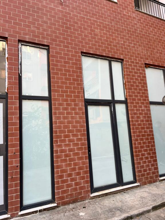 Ambient komercial per qira tek Bulevardi i Ri