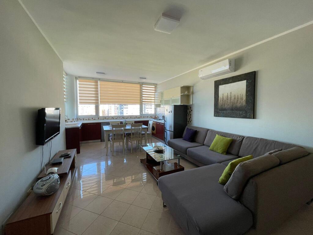 Jepet me qira apartament 2+1 me pamje nga deti
