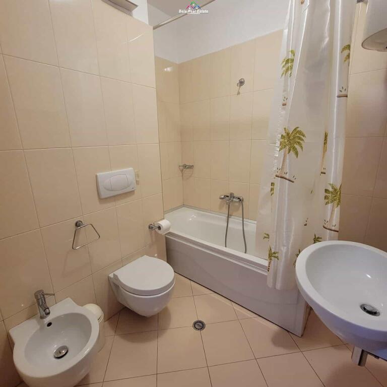 Apartament Me Qera 2+1+2 Tek Komuna e Parisit (ID B2201421) Tirane