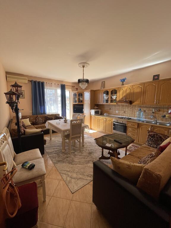 APARTAMENT ME QERA 2+1 – PRANË HOTEL ADRIATIK, PLAZH