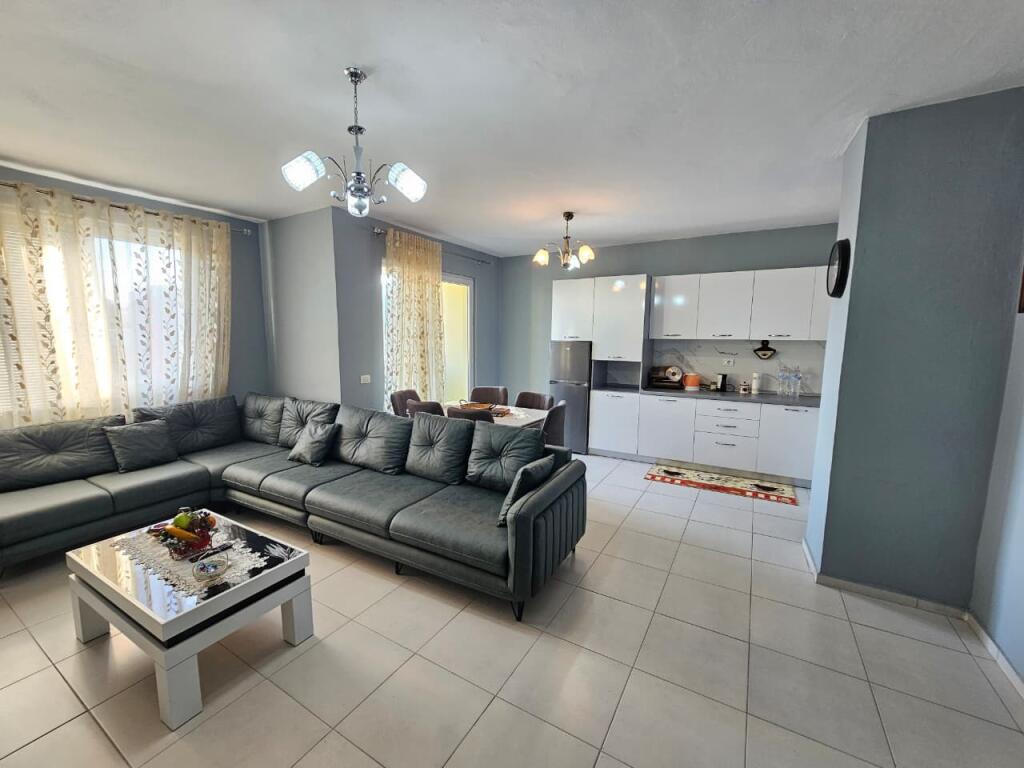 JEPET ME QERA APARTAMENT 3+1+2  PRANE SPITALIT, DURRES