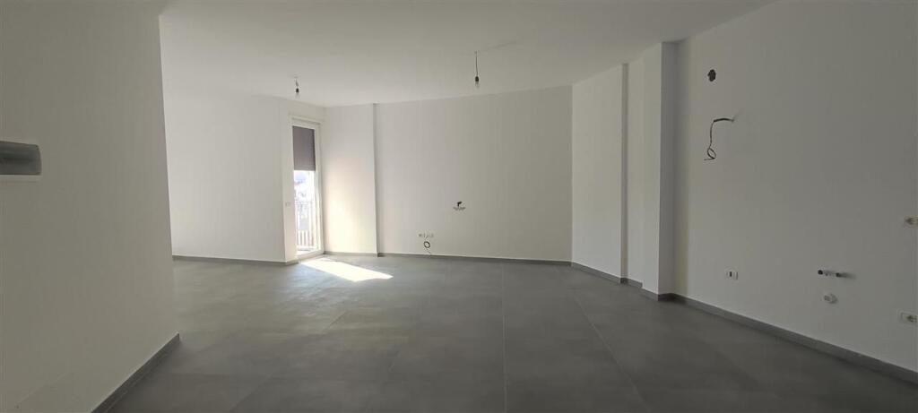 ZYRE ME QERA 220 M2 RRUGA E DIBRES 2500 EURO NETO