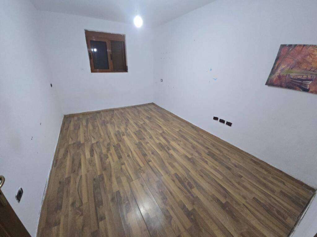 APARTAMENT 2+1 ME QERA TEK POLICIA DURRES