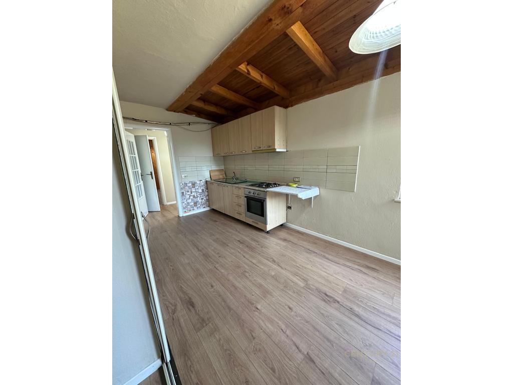 🏠 Shitet Apartament 2+1 i Rikonstruktuar në Kombinat