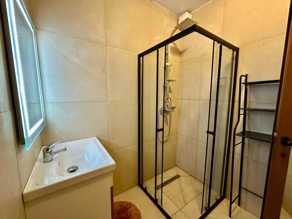 Jepet me qera apartament 1+1, 📍 Myslym Shyri rruge kryesore , Kati 3 Cmimi 550