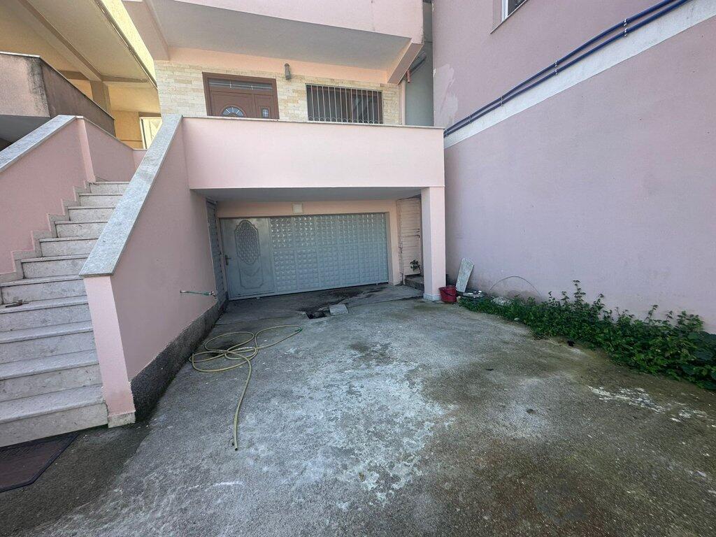Jepet me qira kati i dytë i një vile 3-katëshe në Rrugën “Jordan Misja”, Tiranë! 450 € /Muaj