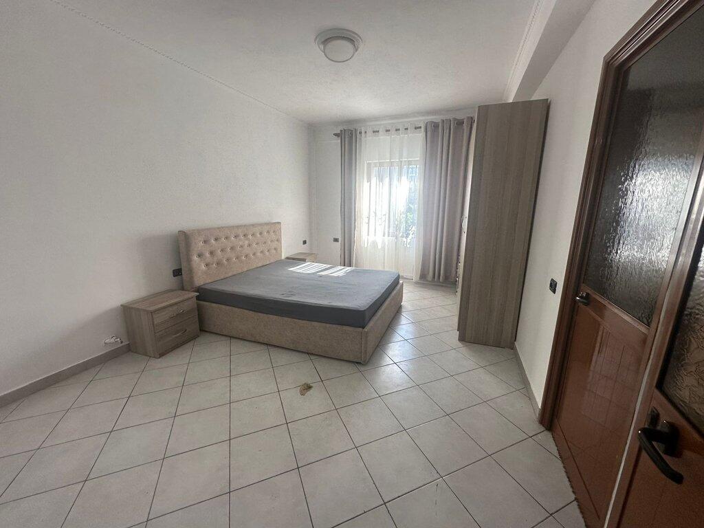 Jepet me qira kati i dytë i një vile 3-katëshe në Rrugën “Jordan Misja”, Tiranë! 450 € /Muaj