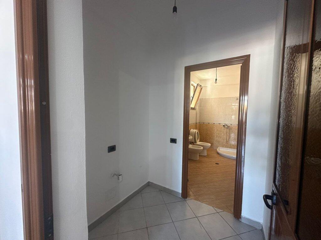 Jepet me qira kati i dytë i një vile 3-katëshe në Rrugën “Jordan Misja”, Tiranë! 450 € /Muaj