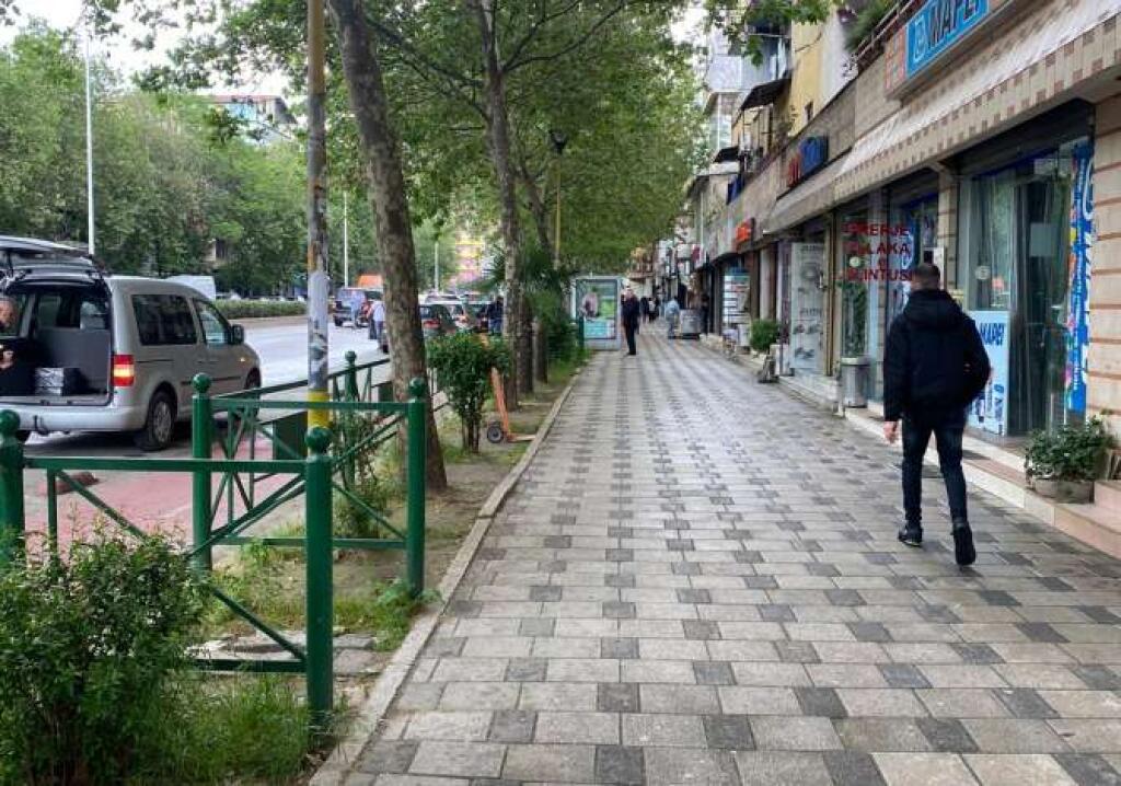 Shitet Dyqan tek Rruga kavajes