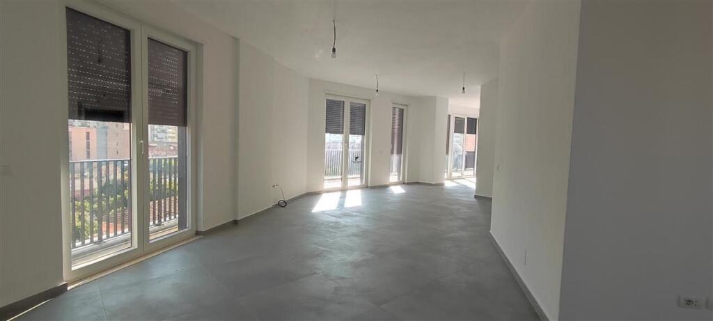 ZYRE ME QERA 220 M2 RRUGA E DIBRES 2500 EURO NETO