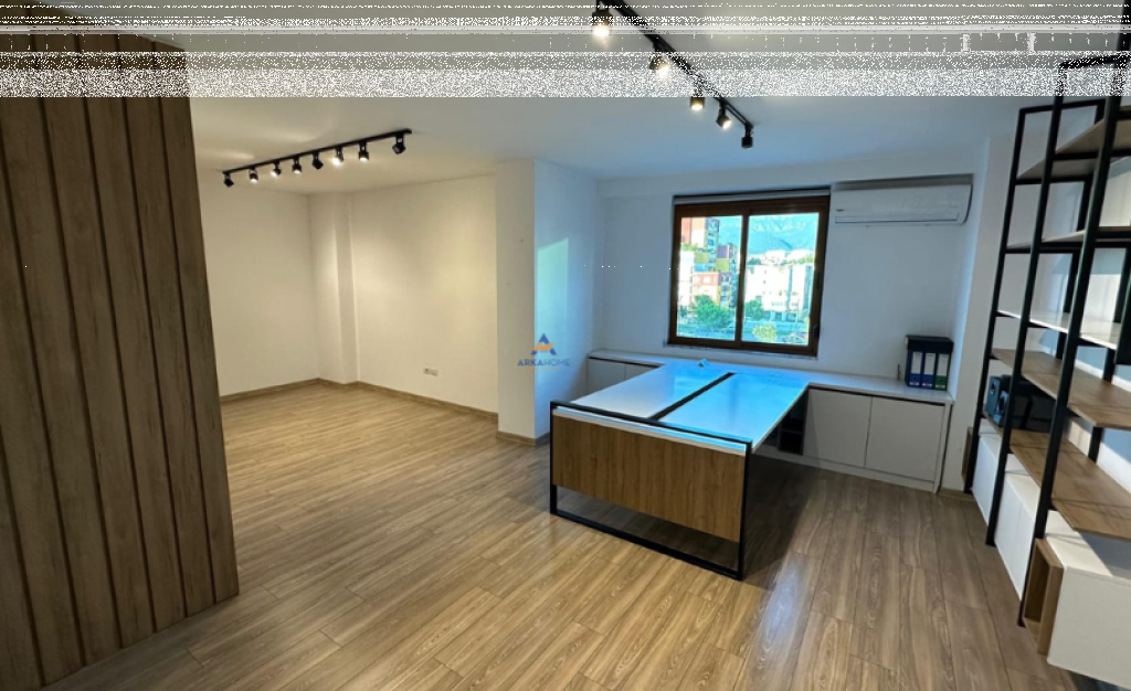 SHITET BIZNESI (ZYRE) 374M2 "USLUGA, STACIONI I TRENIT" 17.000 EURO