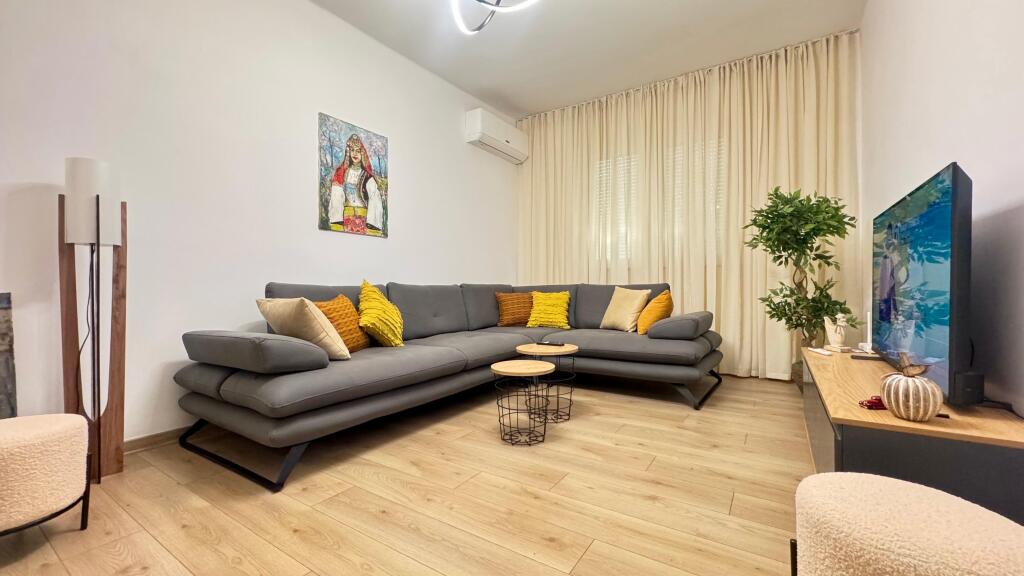 APARTAMENT 2+1 PER QERA TEK RRUGA E DURRESIT