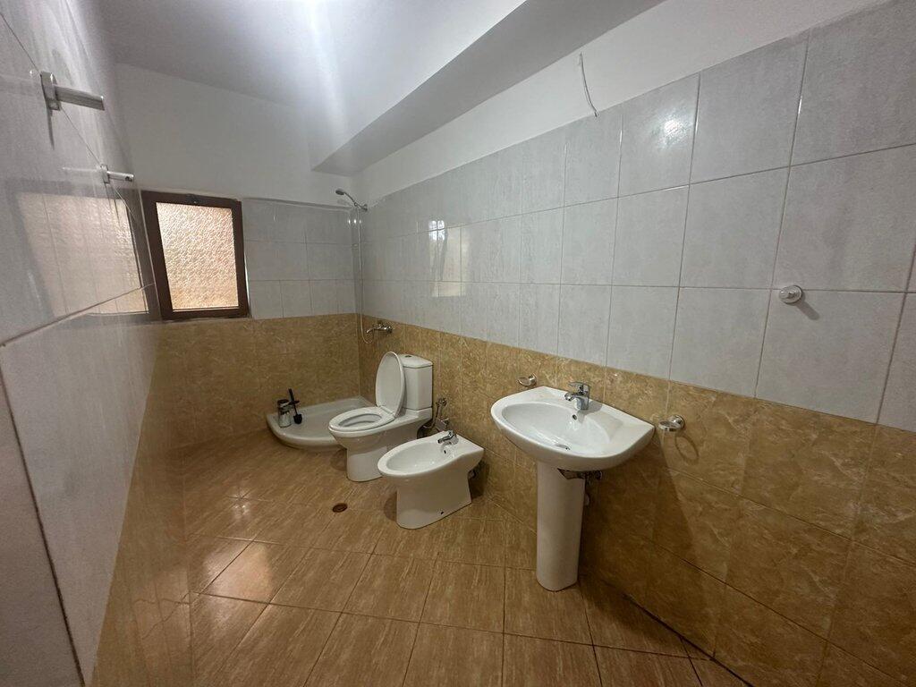 Jepet me qira kati i dytë i një vile 3-katëshe në Rrugën “Jordan Misja”, Tiranë! 450 € /Muaj