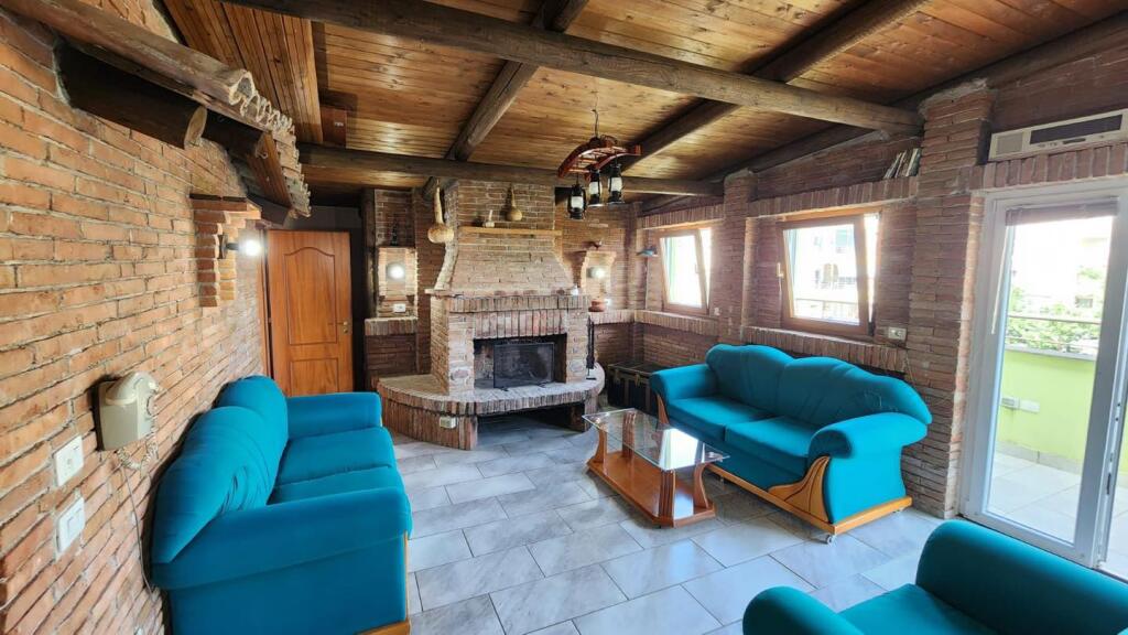 Japim me qira super papafingo 3+1+2 me 2 poste parkimi te Liqeni i Thate