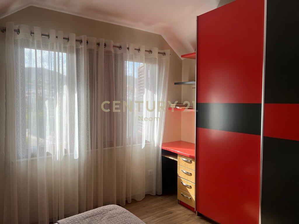 Jepet me qira kat vile 2+1+2 pranë Liqenit të Tiranës
