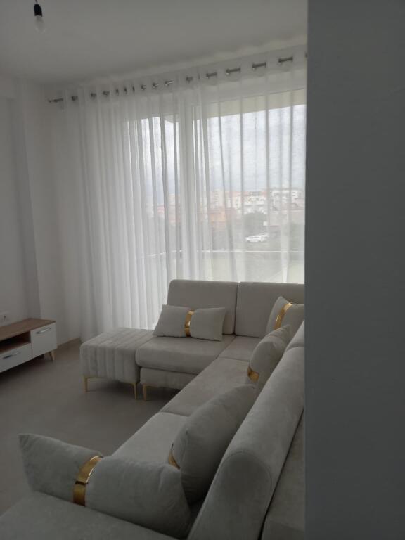 Jepet me qira apartament 1+1 me garazh në Kompleksin Tudas, Astir