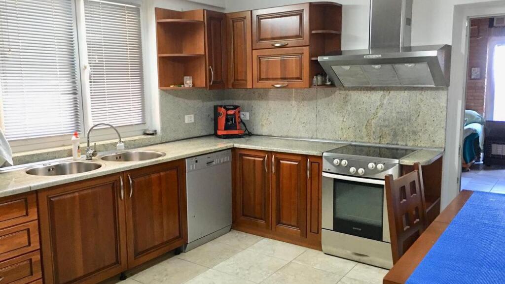 Japim me qira super papafingo 3+1+2 me 2 poste parkimi te Liqeni i Thate