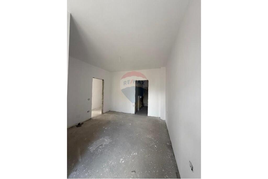 Shitet Apartament 2+1 Pazari i Ri