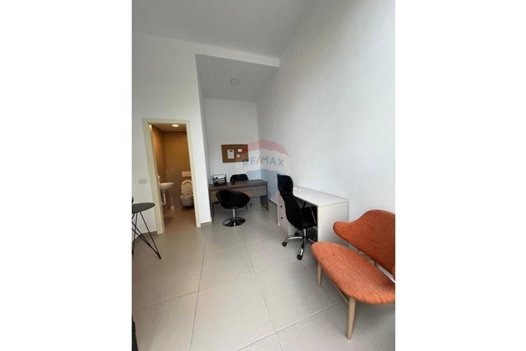 Shop for rent on Barrikadave street!