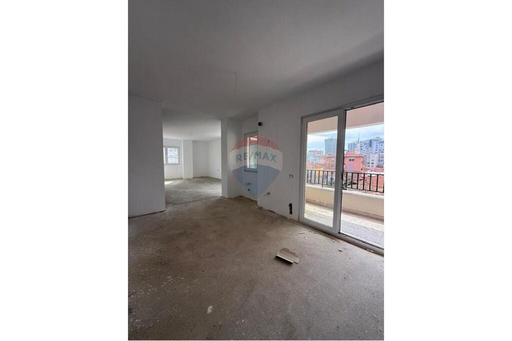 Shitet Apartament 2+1 Pazari i Ri